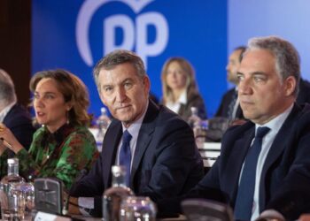 Feijóo busca un golpe de autoridad tras las críticas internas y advierte a Vox para que ‘deje las lecciones’