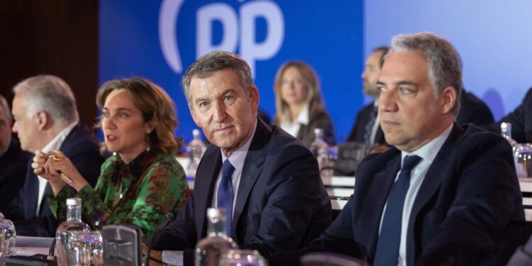 Feijóo busca un golpe de autoridad tras las críticas internas y advierte a Vox para que ‘deje las lecciones’