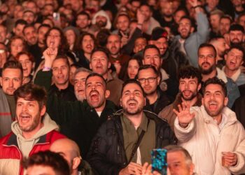 La lluvia no acaba con la celebración en la calle de los ‘eurofans’ del Benidorm Fest