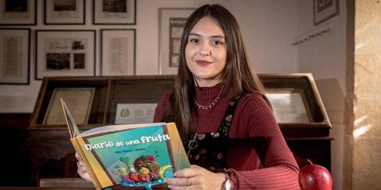 El libro que una profesora creó en una noche, de estar ocho años olvidado a venderse en 70 librerías de toda España: ‘Fue un trabajo de la universidad’