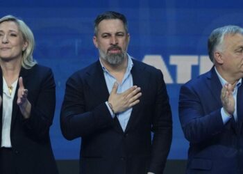 Abascal se agarra a la corriente internacional de apoyo a Trump para ganar terreno a Feijóo