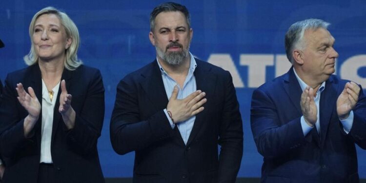 Abascal se agarra a la corriente internacional de apoyo a Trump para ganar terreno a Feijóo