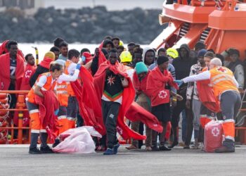 Canarias solo recibe 8 de cada 100 euros de la UE para atender a 73 de cada 100 migrantes que llegan a España