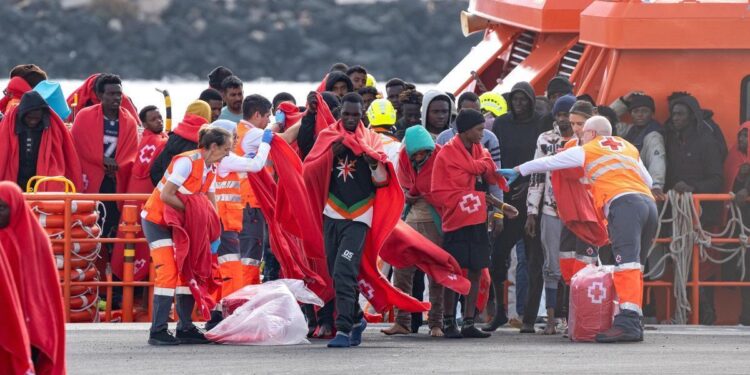 Canarias solo recibe 8 de cada 100 euros de la UE para atender a 73 de cada 100 migrantes que llegan a España
