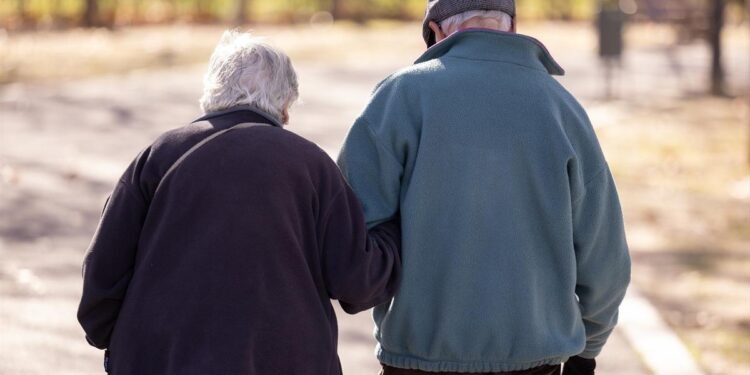 La mitad de los mayores ve ‘difícil’ el papeleo en la administración y al 47% le cuesta entenderse con los proveedores