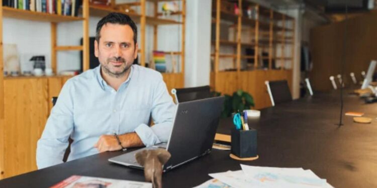 El neuropsicólogo Álvaro Bilbao explica la clave para educar a los hijos sin castigos: ‘No vas a conseguir que se comporten mejor haciéndoles sentir peor’