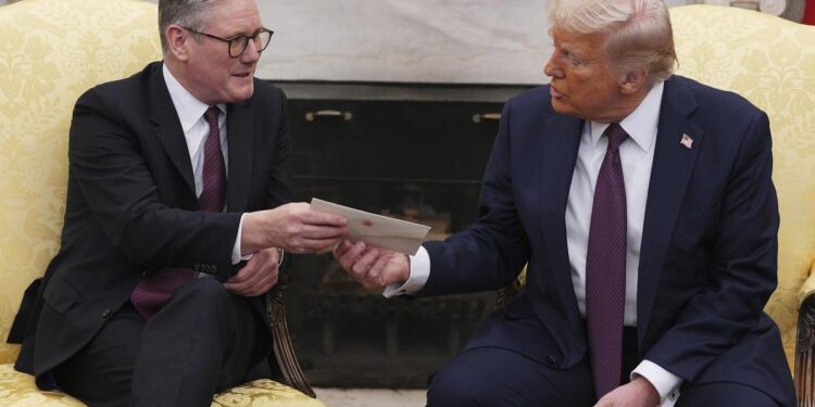 Trump y Starmer acercan posturas sobre las garantías de seguridad a Ucrania tras su reunión en la Casa Blanca