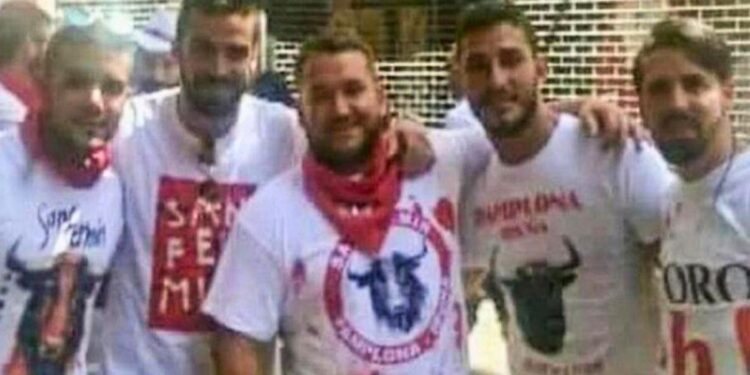 La víctima de La Manada pide dos años y un día de cárcel para las detectives que la espiaron tras la violación