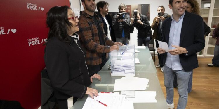Casares gana las primarias y será el secretario general del PSOE de Cantabria