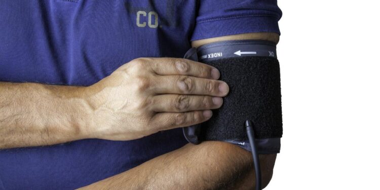 Cuidado con la tensión: un estudio revela el síntoma común que tiene todas las personas que han sufrido un ictus