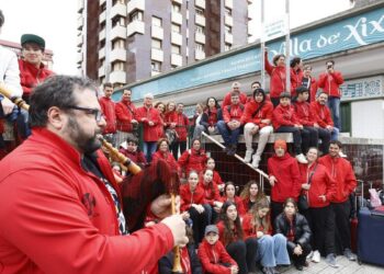 El recibimiento en Gijón a la banda de gaitas que triunfó en Nueva York: ‘Buscábamos poner a Asturias en la Gran Manzana’