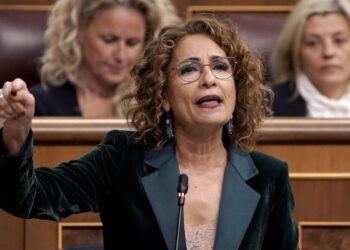 Montero acusa a Feijóo de obligar a las comunidades del PP a renunciar a la quita y buscará sentarse con cada una