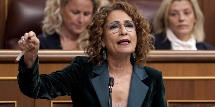 Montero acusa a Feijóo de obligar a las comunidades del PP a renunciar a la quita y buscará sentarse con cada una