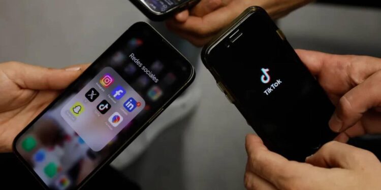 Castellón ya tiene tres líneas de móvil por cada teléfono fijo