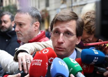 Almeida acusa a Consumo de deslealtad por ‘filtrar’ la petición de eliminar 15.000 pisos turísticos ilegales