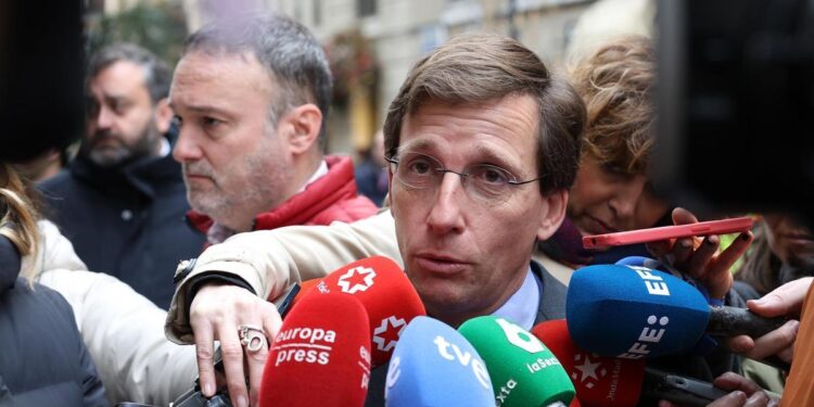 Almeida acusa a Consumo de deslealtad por ‘filtrar’ la petición de eliminar 15.000 pisos turísticos ilegales