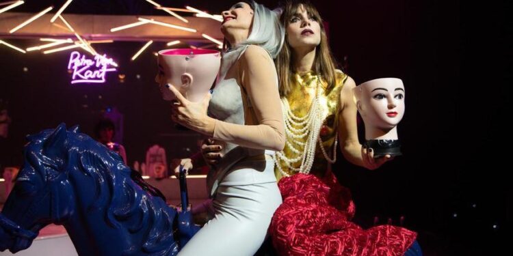 ‘Las amargas lágrimas de Petra von Kant’: mujeres atrapadas en el amor tóxico y la crueldad