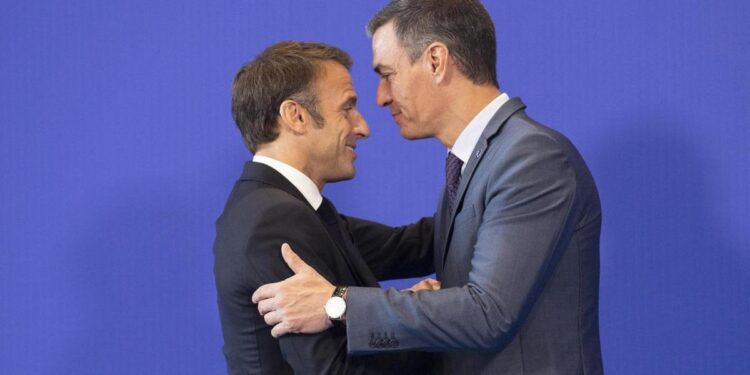 ¿Un francés en el Consejo de Ministros? El PP se revuelve contra el Tratado de Amistad con Francia