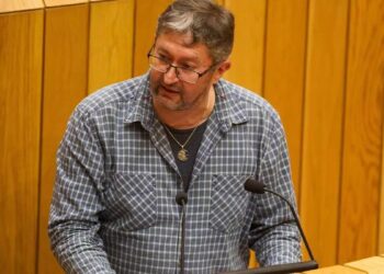 La Guardia Civil detiene a Xabier Ron, excandidato a la alcaldía de Santiago, por un caso que implica a una menor