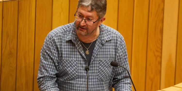 La Guardia Civil detiene a Xabier Ron, excandidato a la alcaldía de Santiago, por un caso que implica a una menor