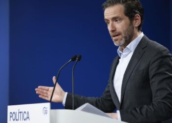 El PP pide al presidente de Telefónica que comparezca en el Congreso tras su reunión con Óscar López y el accionista de Prisa