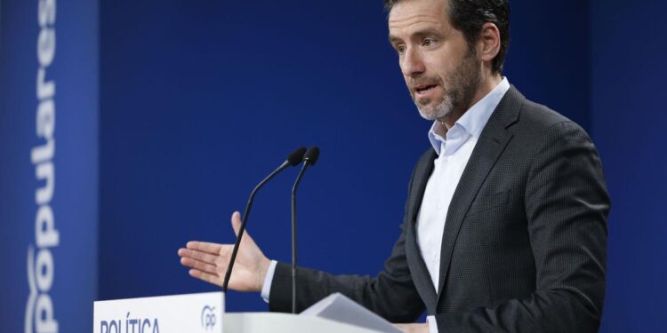 El PP pide al presidente de Telefónica que comparezca en el Congreso tras su reunión con Óscar López y el accionista de Prisa