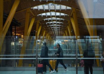 El Ayuntamiento de Madrid y Aena, enfrentados por las personas sin hogar que duermen en Barajas