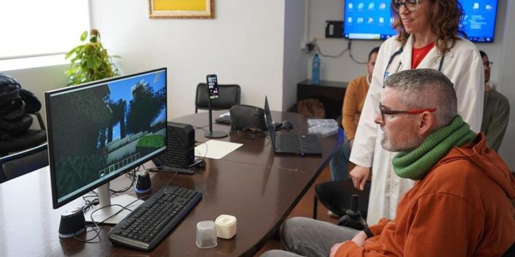 De la lengua a la pantalla: un nuevo sistema permite usar el móvil a personas sin movilidad en brazos y manos