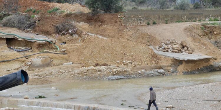 El temor al temporal suspende las citas médicas y deja sin clase a 420.000 alumnos de Valencia