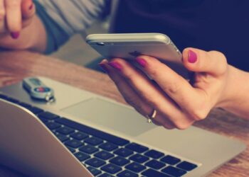 El secreto de la felicidad pasa por poner el teléfono móvil en ‘modo avión’ y sin wifi unas horas al día