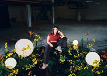 Suu, la cantautora catalana que narra las dudas de la juventud en su nuevo disco, ‘Material Sensible’