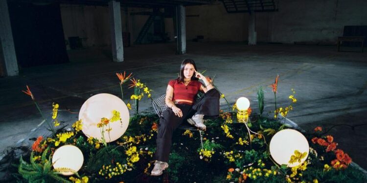 Suu, la cantautora catalana que narra las dudas de la juventud en su nuevo disco, ‘Material Sensible’