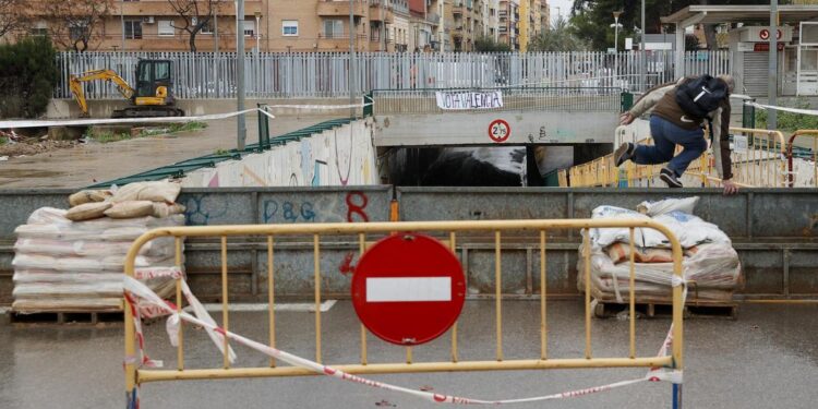 Las lluvias dejan ya clases suspendidas, carreteras y barrancos cortados, con el primer Es-Alert para Castellón