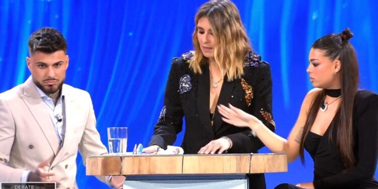 Sandra Barneda paraliza ‘El debate de las tentaciones’ tras unas acusaciones de malos tratos