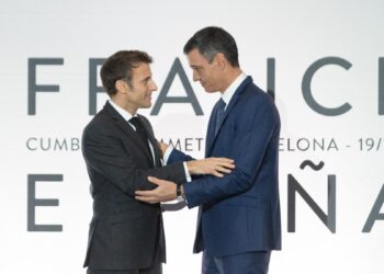 Pedro Sánchez responde al llamamiento de Macron y acude a la conferencia de París para hacer frente a Trump