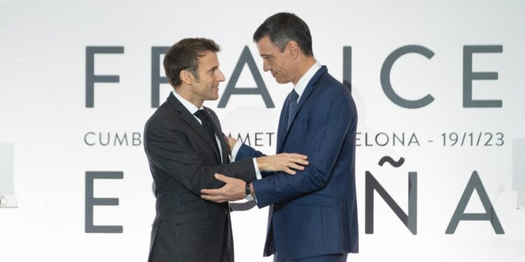 Pedro Sánchez responde al llamamiento de Macron y acude a la conferencia de París para hacer frente a Trump