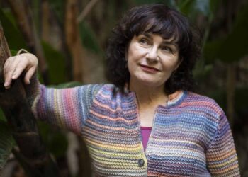 Anya Niewierra, escritora: ‘Descubrí tarde que tenía el talento de la narrativa, de contar historias, dentro de mí’