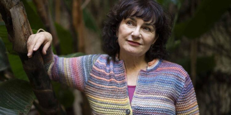 Anya Niewierra, escritora: ‘Descubrí tarde que tenía el talento de la narrativa, de contar historias, dentro de mí’