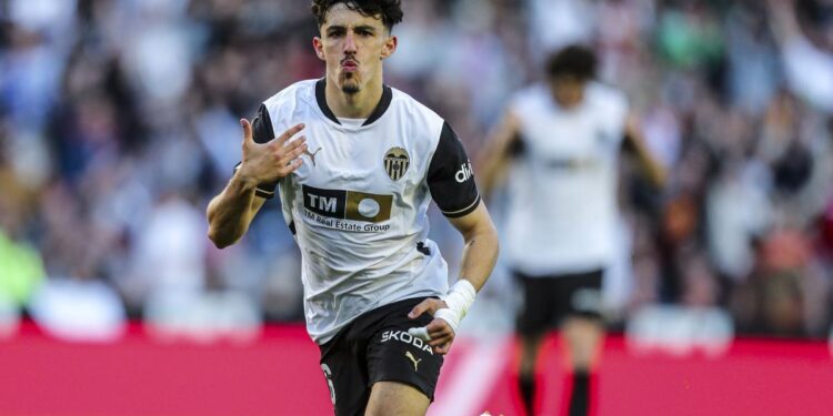 Diego López aleja del descenso al Valencia a costa del Mallorca