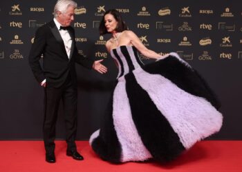 Las estrellas del cine español apuestan todo al rojo y negro en la alfombra de los Goya