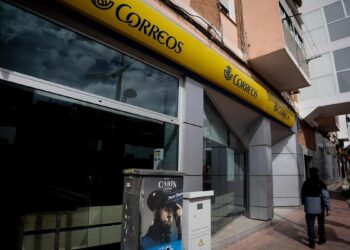Correos y sindicatos acuerdan recolocar a 800 trabajadores de los 36 centros de trabajo que cerrarán en 2025