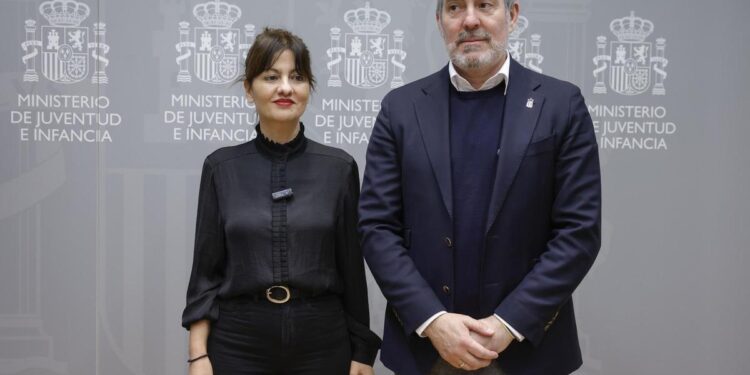 El Gobierno y Canarias pactan el traslado de 4.400 menores migrantes a la espera del apoyo de Junts