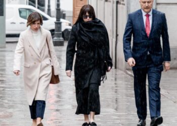 La expareja de Ábalos asegura que cobró de Ineco y Tragsatec sin trabajar y que el apartamento lo consiguió por el exministro