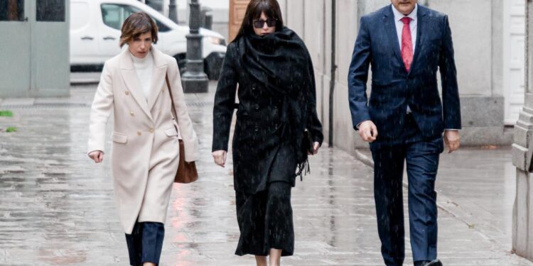 La expareja de Ábalos asegura que cobró de Ineco y Tragsatec sin trabajar y que el apartamento lo consiguió por el exministro