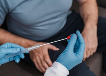 Así es el sencillo test que deben hacerse todos los mayores de 50 años para detectar el cáncer de colon