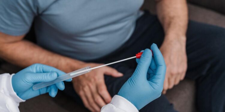 Así es el sencillo test que deben hacerse todos los mayores de 50 años para detectar el cáncer de colon