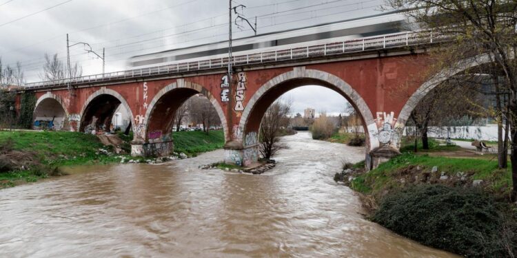 Crecida del río Manzanares: lleva un caudal 19 veces mayor a la media de los últimos 90 años