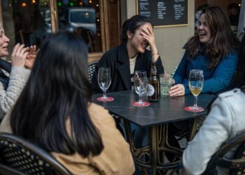 Los jóvenes adultos que viven en pareja caen a la mitad en 50 años: ‘Vivimos una crisis de vivienda y de heterosexualidad’