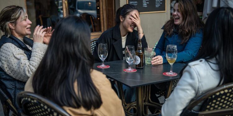 Los jóvenes adultos que viven en pareja caen a la mitad en 50 años: ‘Vivimos una crisis de vivienda y de heterosexualidad’