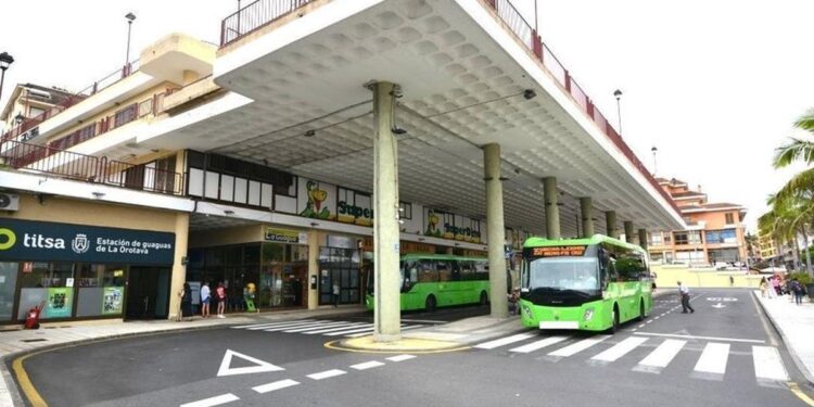 Un hombre rehúsa subir a un autobús en Tenerife para no coincidir con ‘un maricón’